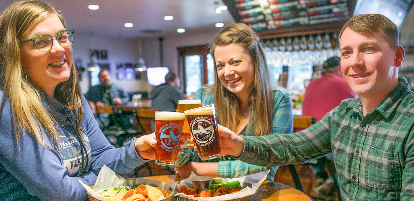 smiling-faces-cheersing-in-taproom