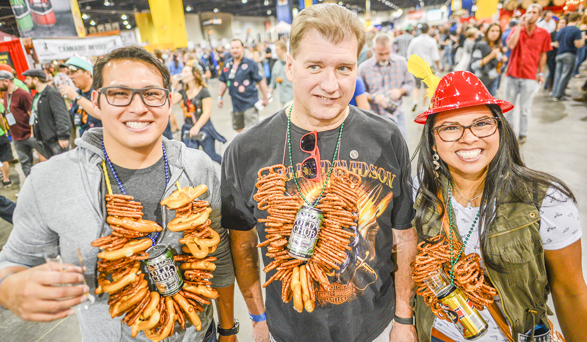 Snacklace! Beer festival pretzel necklace masterpiece by babsinatl.Ok  Jason, Laura, Lisa & Mark: I think this might … | Beer festival necklace, Beer  fest, Brew fest